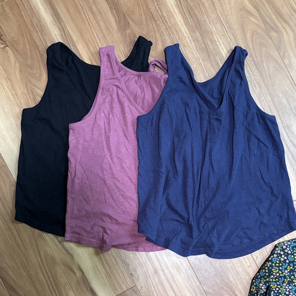 3 featherweight reversible slub tanks Pact medium